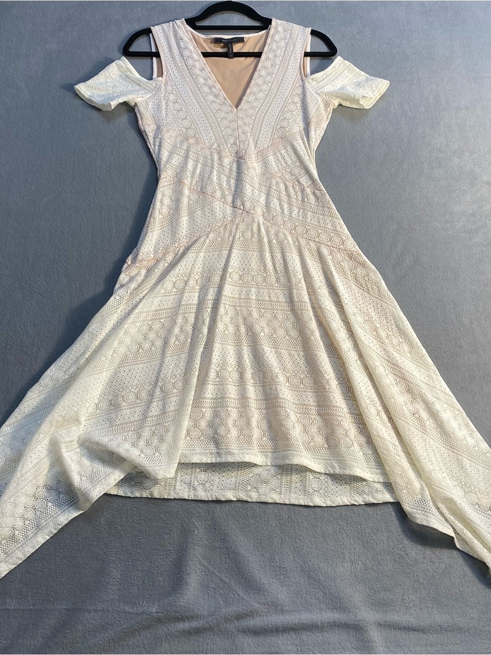 BCBG Maxazria women’s Cream Odette Cold-Shoulder Asymmetrical Hem Lace dress, S
